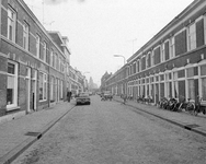 855263 Gezicht in de Lombokstraat te Utrecht, vanaf de Kanaalstraat richting Vleutenseweg.